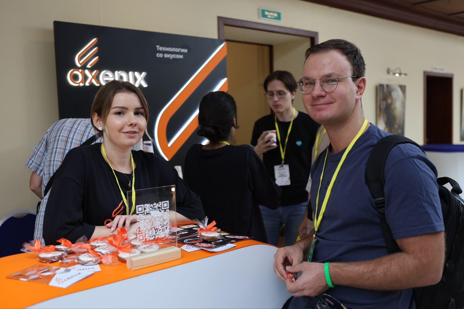 Стенд партнёра Axenix: знакомство с гостями и брендированные сувениры на регистрации