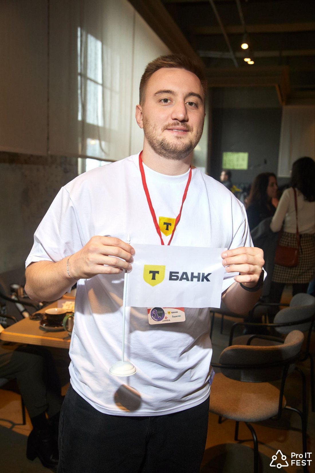 Представитель Т-Банка с бейджем на фестивале